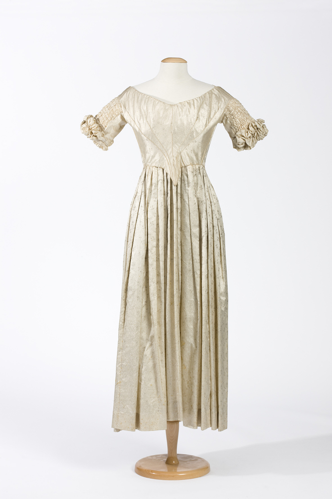 Een silk moiré bruidsjapon